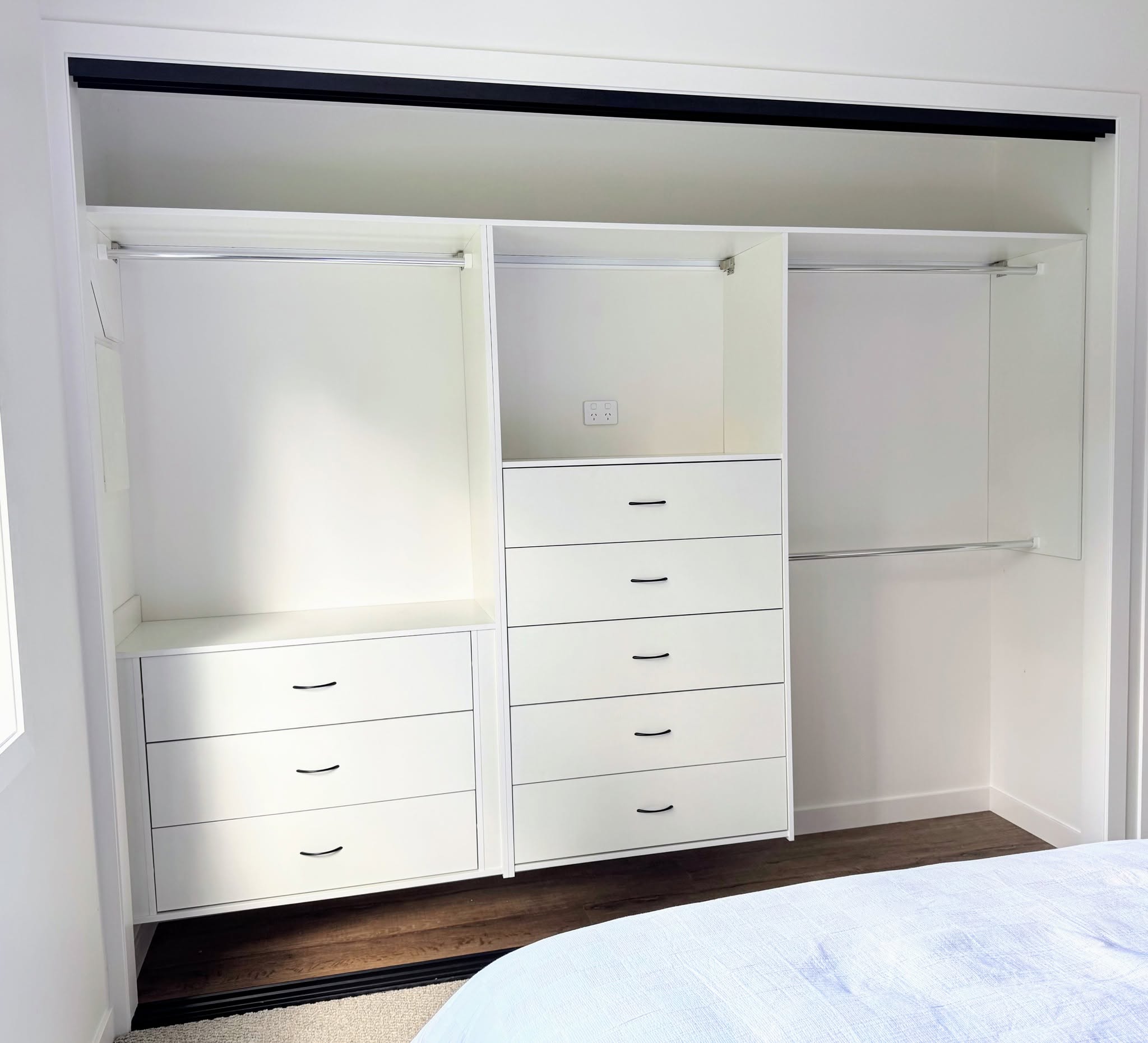 Wardrobe shelving with mirror doors